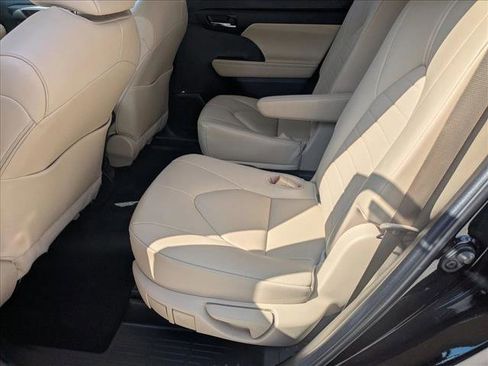 Used 2023 Toyota Highlander XLE image 16