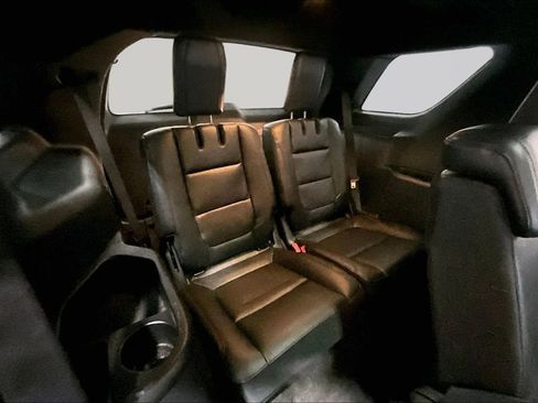 Used 2018 Ford Explorer XLT w/ XLT Appearance Package image 25