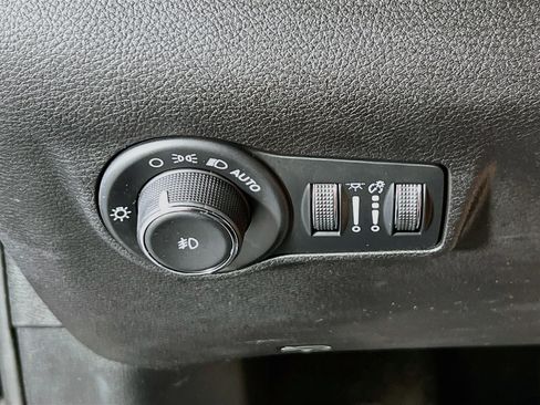 Used 2023 Jeep Compass Latitude w/ Sun and Sound Group AWD/4WD image 10