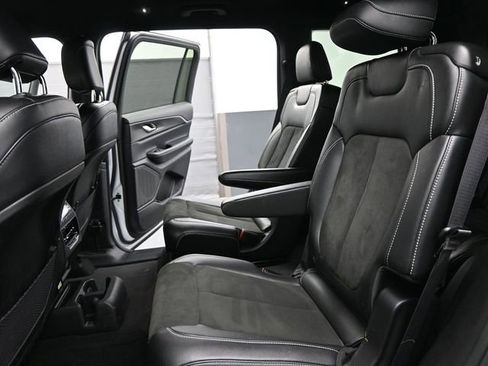 Used 2023 Jeep Grand Cherokee L Laredo image 15