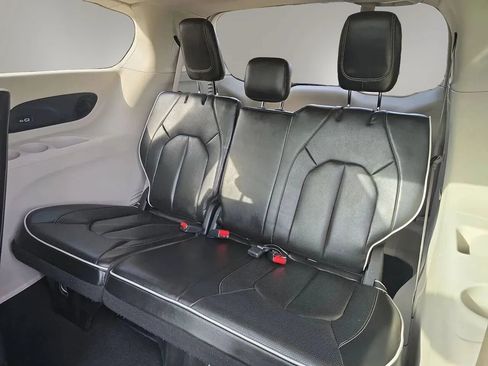 Used 2022 Chrysler Pacifica Limited FWD image 25