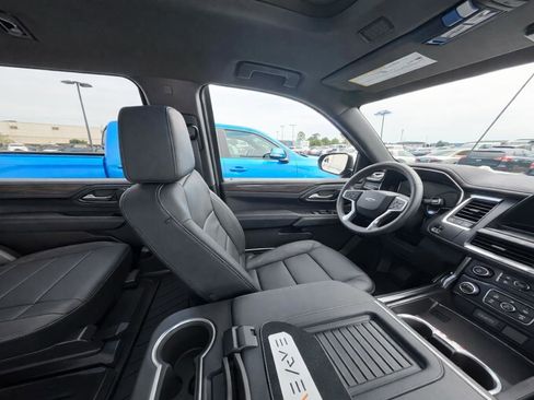 Used 2023 Chevrolet Suburban Z71 w/ Luxury Package AWD/4WD image 14