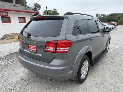 Used 2020 Dodge Journey SE FWD image 2