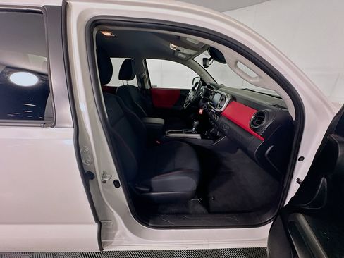Used 2021 Toyota Tacoma SR5 AWD/4WD image 28