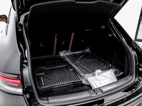 Used 2025 Porsche Macan image 57