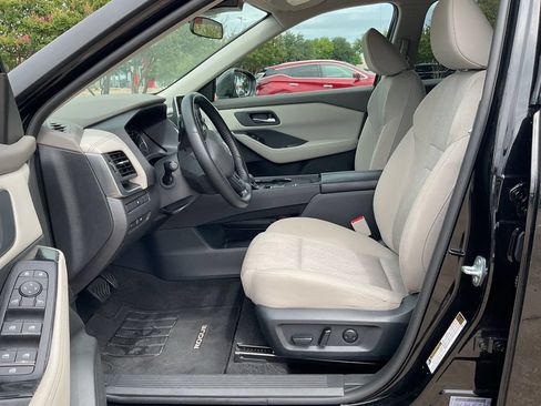 Used 2025 Nissan Rogue SV FWD image 8