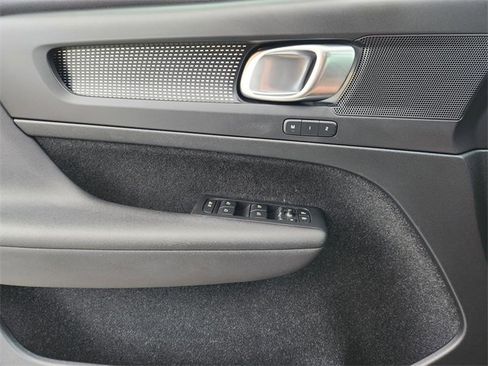 Used 2020 Volvo XC40 T4 R-Design image 19