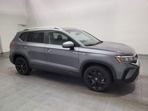 Used 2023 Volkswagen Taos SE w/ Panoramic Sunroof Package FWD image 11