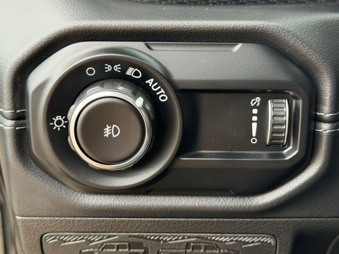 Used 2025 Jeep Wrangler Unlimited Rubicon AWD/4WD image 24