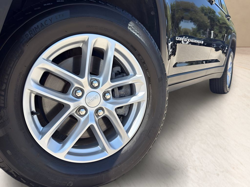 Used 2024 Jeep Grand Cherokee L Laredo AWD/4WD image 6