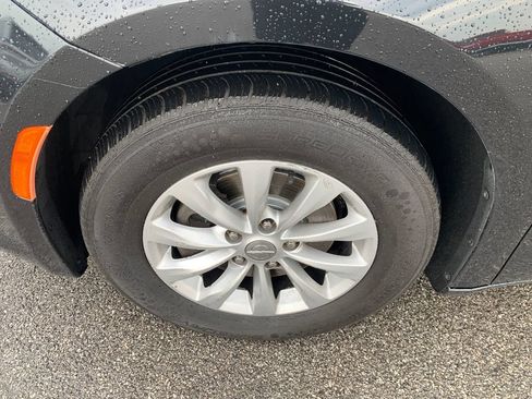 Used 2018 Chrysler Pacifica Touring-L FWD image 21