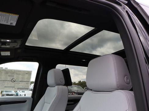 New 2025 Chevrolet Suburban Premier image 29