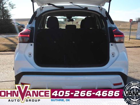 Used 2022 Nissan Kicks SV image 8