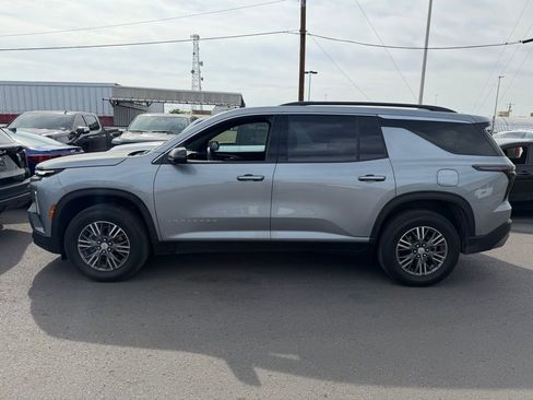 Used 2025 Chevrolet Traverse LT image 6