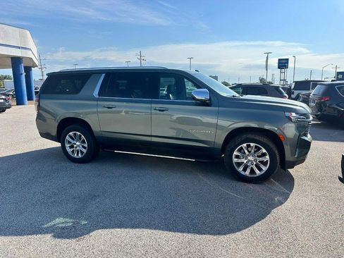 Used 2023 Chevrolet Suburban Premier AWD/4WD image 2