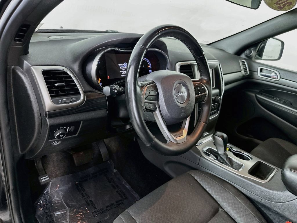 Used 2019 Jeep Grand Cherokee Laredo w/ Security & Convenience Group AWD/4WD image 14