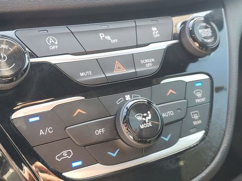 Used 2018 Chrysler Pacifica Touring Plus w/ S Appearance Package image 33