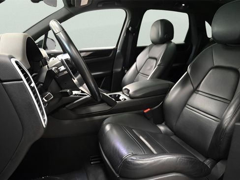 Used 2019 Porsche Cayenne S w/ Premium Package AWD/4WD image 12