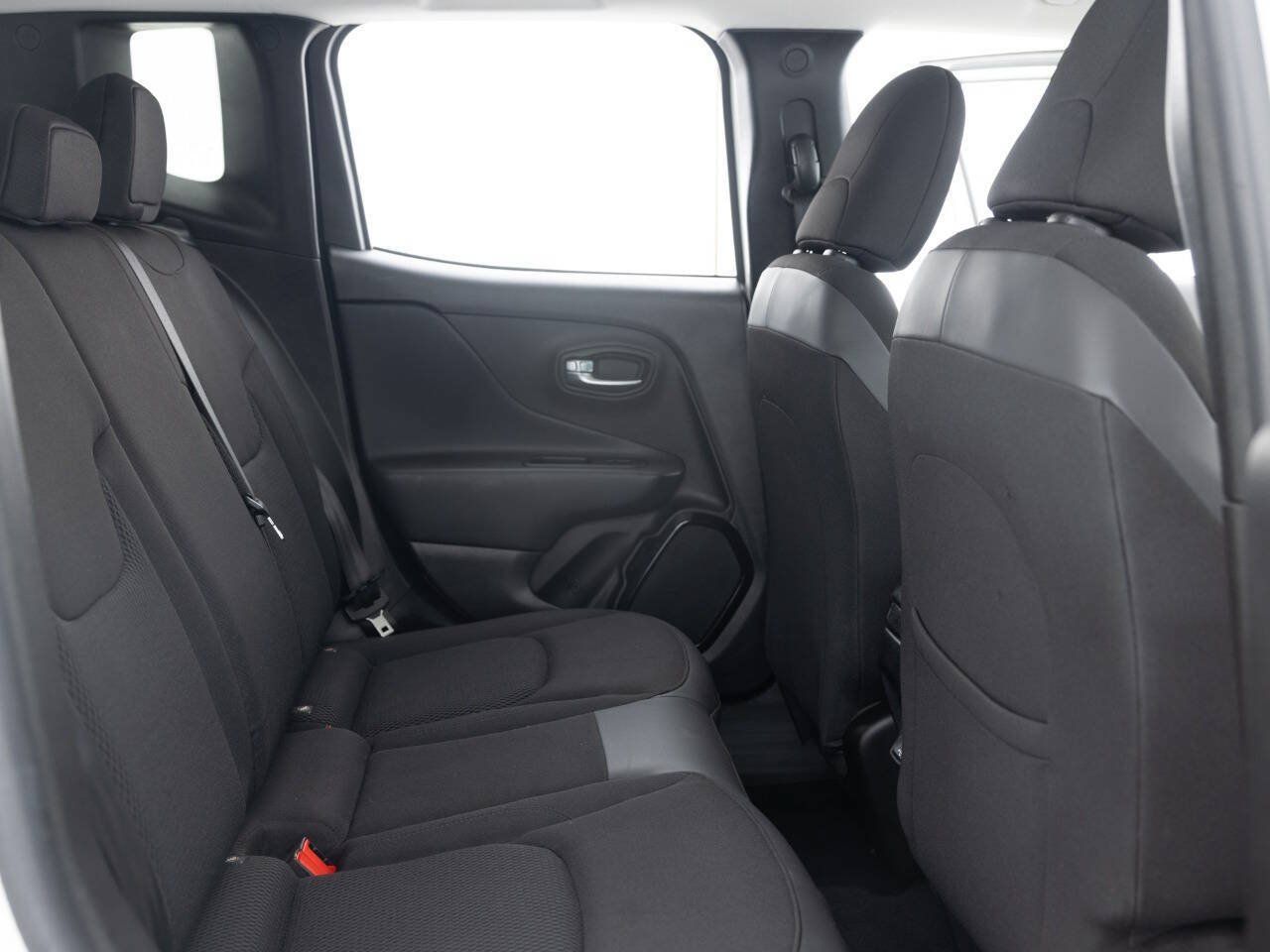 Used 2018 Jeep Renegade Altitude w/ UConnect 8.4 Nav Group AWD/4WD image 29