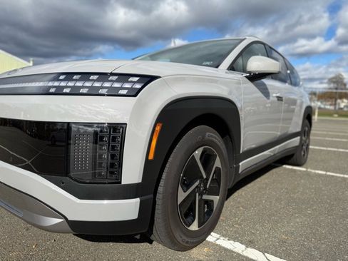 Used 2026 Hyundai Ioniq 9 SE image 2