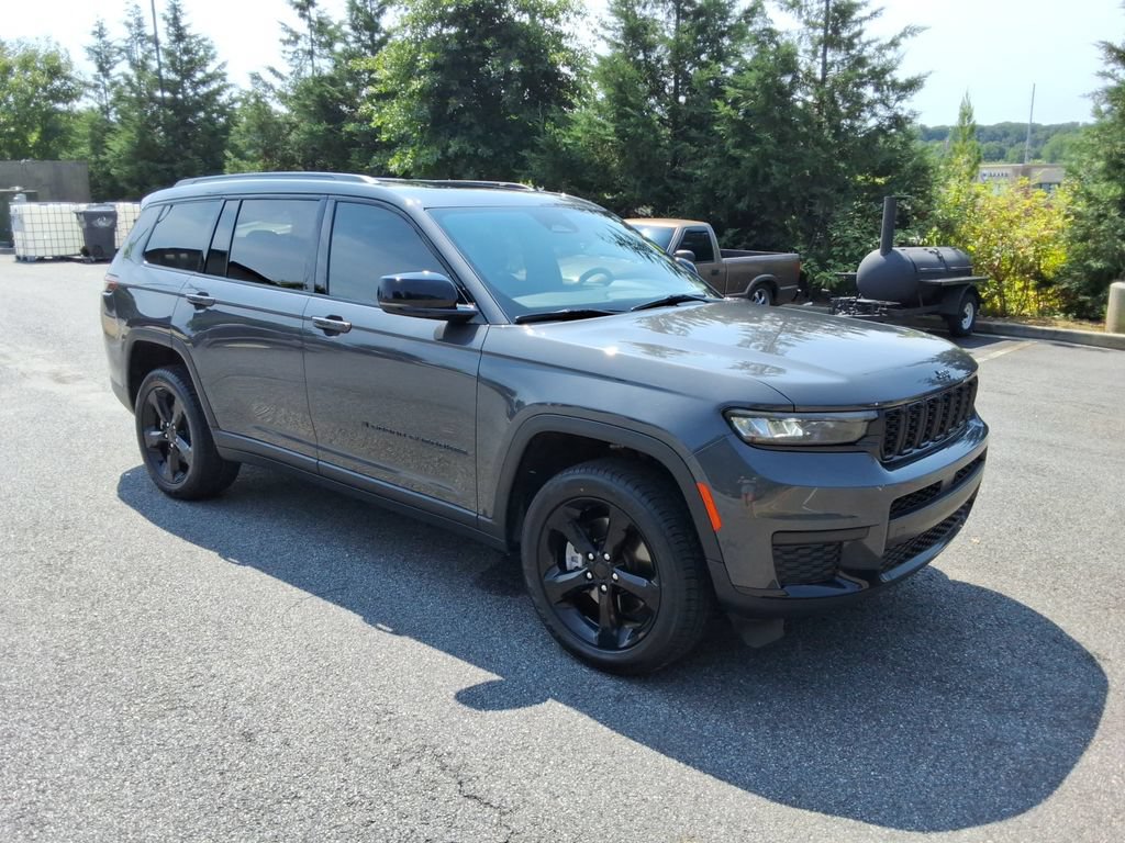 Used 2025 Jeep Grand Cherokee L Altitude RWD image 3
