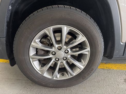 Used 2020 Jeep Cherokee Latitude Plus w/ Cold Weather Group image 7