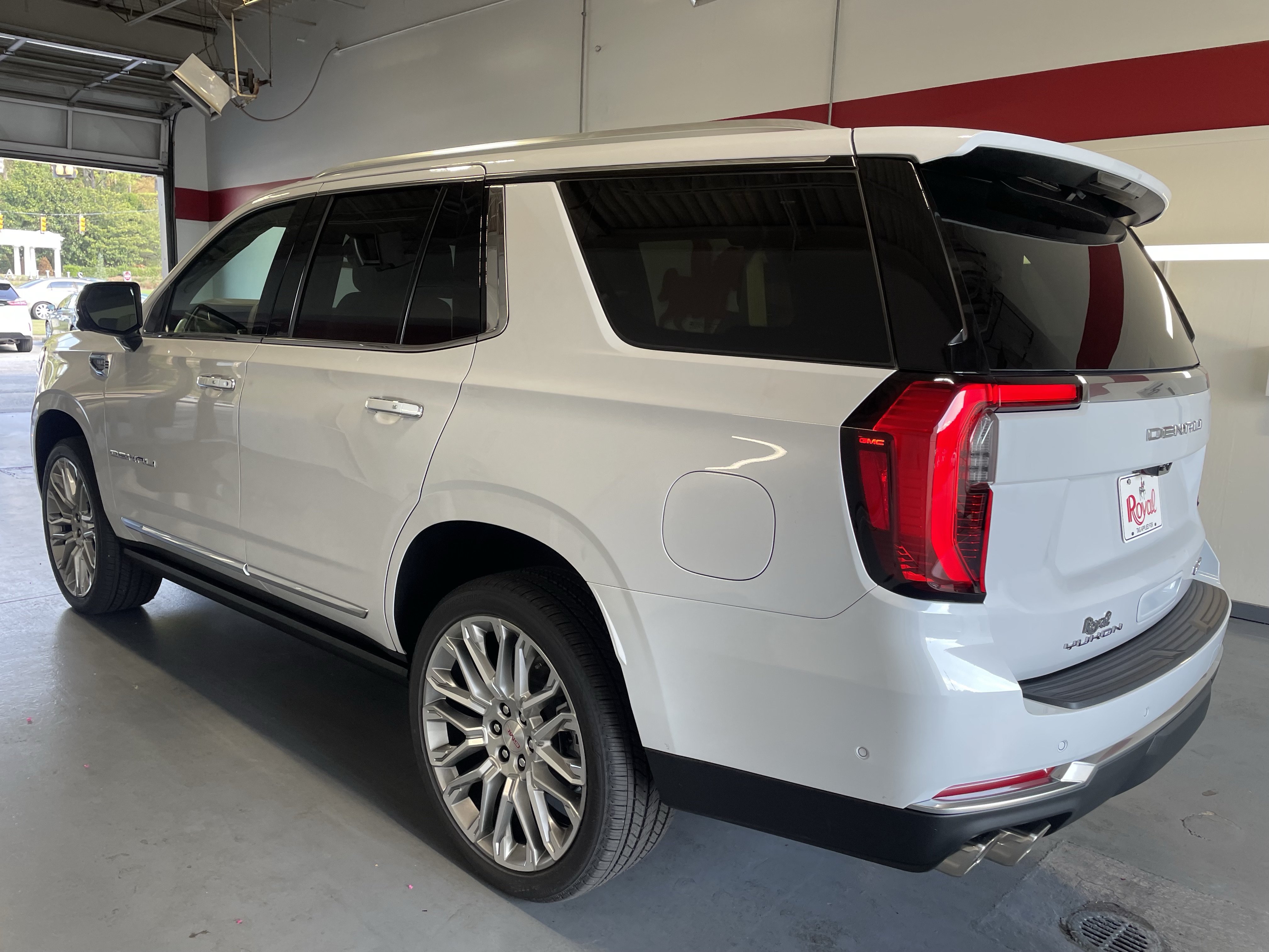 New 2026 GMC Yukon Denali w/ Denali Reserve Package AWD/4WD image 6