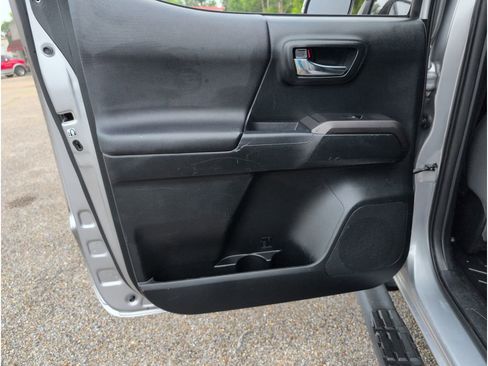 Used 2017 Toyota Tacoma TRD Off-Road image 30