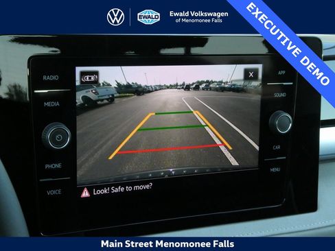 Certified 2025 Volkswagen Taos SE image 7