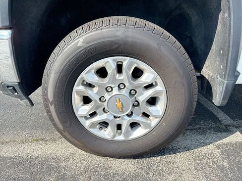 Used 2024 Chevrolet Silverado 2500 LT AWD/4WD image 10