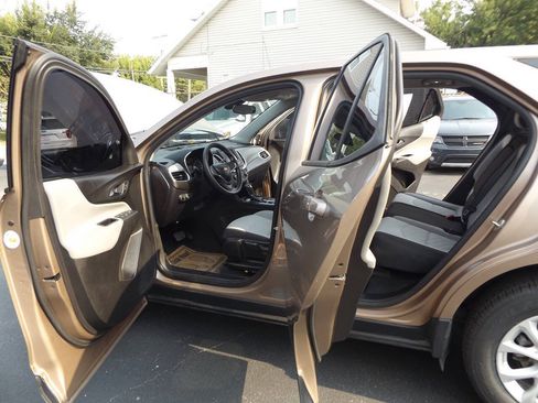 Used 2018 Chevrolet Equinox LS AWD/4WD image 11