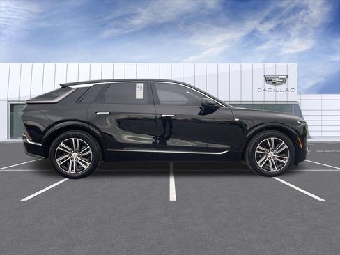 Used 2024 Cadillac Lyriq Luxury w/ LPO, Floor Liner Package AWD/4WD image 9