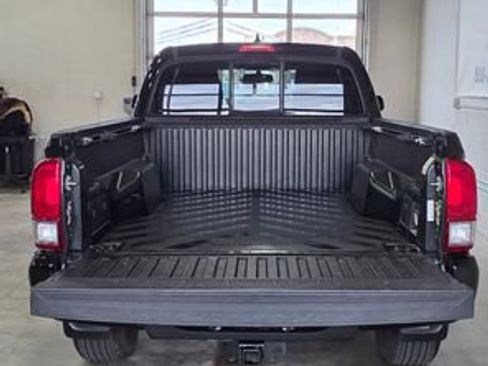 Used 2017 Toyota Tacoma TRD Sport image 5