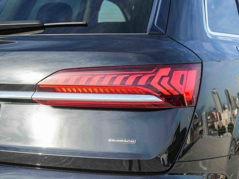 Used 2022 Audi Q7 Premium image 11