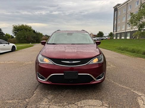 Used 2018 Chrysler Pacifica Touring-L Plus w/ Advanced Safetytec Group FWD image 12