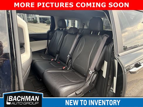 Used 2024 Kia Carnival LX FWD image 8