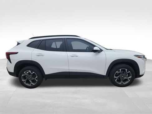 Used 2025 Chevrolet Trax LT FWD image 9