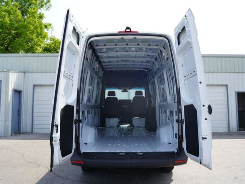 Used 2025 Mercedes-Benz Sprinter 2500 image 31