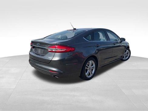 Used 2018 Ford Fusion SE w/ Fusion SE Technology Package FWD image 5