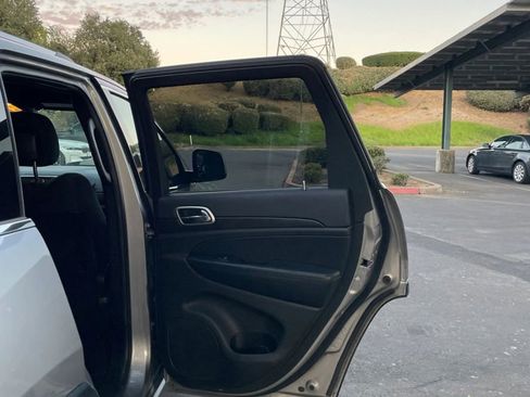 Used 2018 Jeep Grand Cherokee Laredo image 11