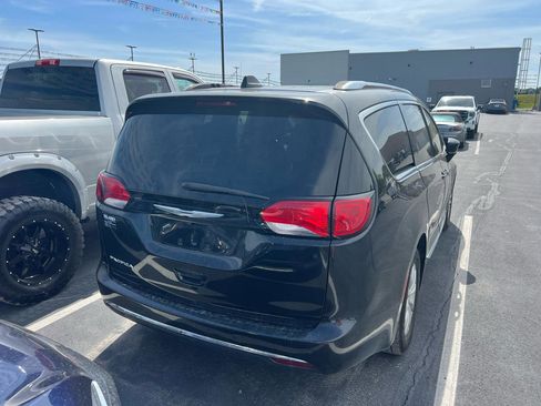 Used 2018 Chrysler Pacifica Touring-L FWD image 3