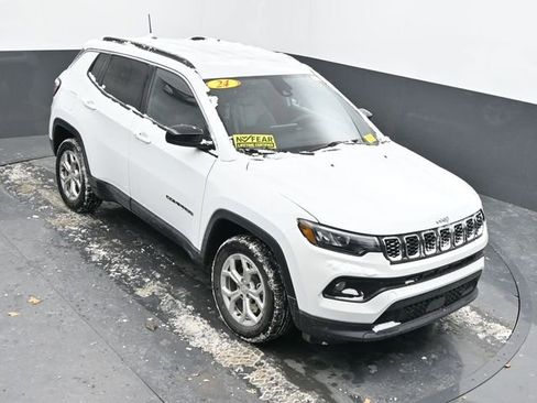 Used 2024 Jeep Compass Latitude image 34