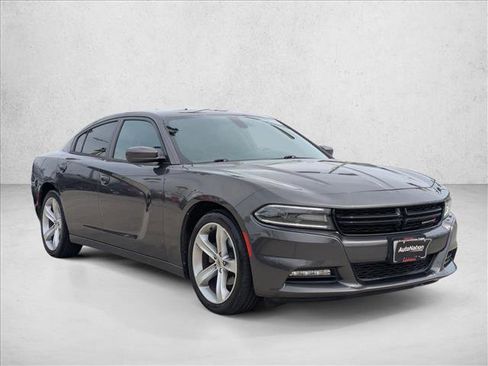 Used 2017 Dodge Charger SXT w/ Plus Group RWD image 3