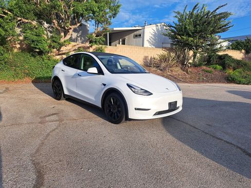 Used 2022 Tesla Model Y Long Range AWD/4WD image 3