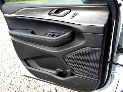 New 2025 Jeep Grand Cherokee L Limited image 17