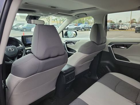Used 2021 Toyota RAV4 XLE image 10