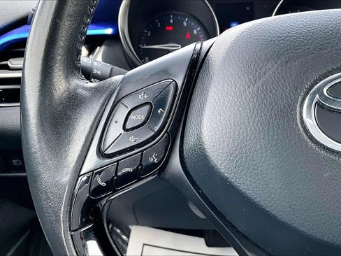Used 2021 Toyota C-HR XLE FWD image 17