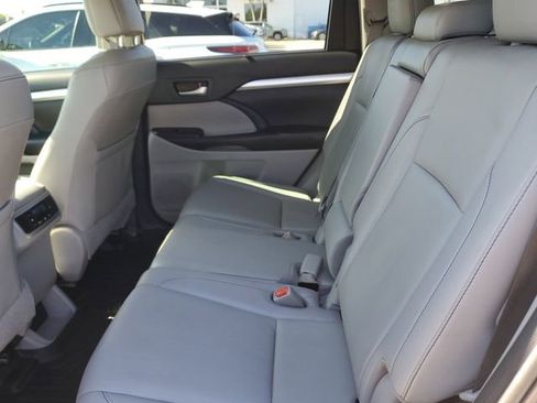 Used 2019 Toyota Highlander XLE image 11