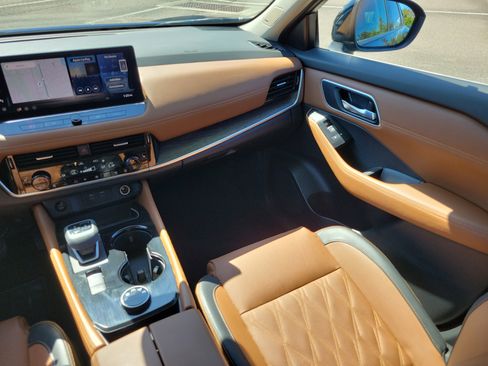 Used 2024 Nissan Rogue Platinum w/ Platinum Premium Package image 16