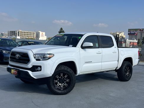 Used 2017 Toyota Tacoma SR5 w/ SR5 Appearance Package (SM) image 2